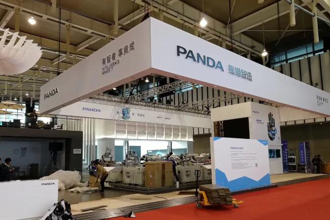熊猫智造公司展台由南京展厅搭建公司师傅在搭建(图1)